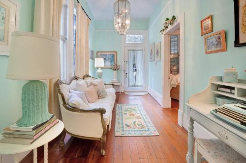 sala de estar con sofá y escritorio con lámpara en 3BR 2BA Historic Mid City family BACH parties FQ!!, en Nueva Orleans