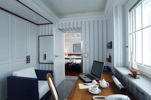 Holiday Hotel YACHTSPORT RESORT Lago Maggiore tesisinde bir oturma alanı