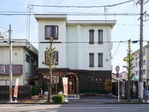 a building on the corner of a street at Business Hotel Wayoukan in Inazawa