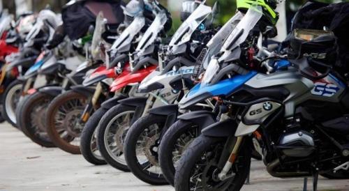 una fila di motociclette parcheggiate l'una accanto all'altra di Umphangburiresort a Umphang