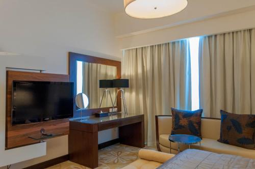 Телевизор и/или развлекательный центр в La Suite Dubai Hotel & Apartments
