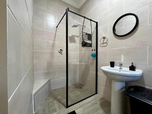 Ένα μπάνιο στο Casa Paradiso, Expansive Apartment Paradise Beach