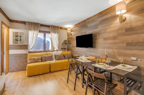 Μια τηλεόραση ή/και κέντρο ψυχαγωγίας στο Abeti Ski Apartments