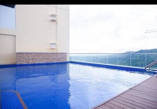 Der Swimmingpool an oder in der Nähe von Twinlakes Tagaytay Vinesera Manor1 3F
