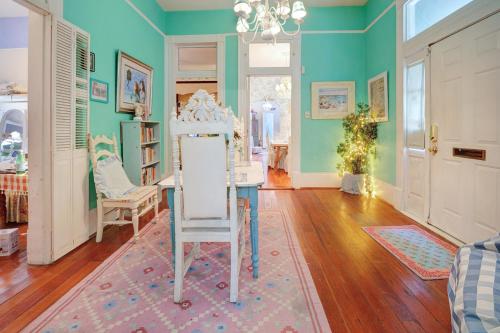 Χώρος καθιστικού στο DOLLHOUSE, HUGE 6 BR, French Quarter, STREETCAR sleeps 14!