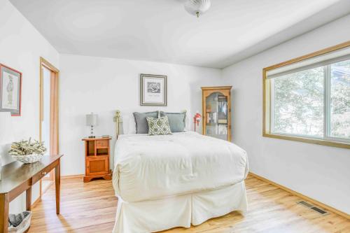 Ένα ή περισσότερα κρεβάτια σε δωμάτιο στο Eleanor Edward Cottage by the Sea MCA 148 - Meredith Lodging