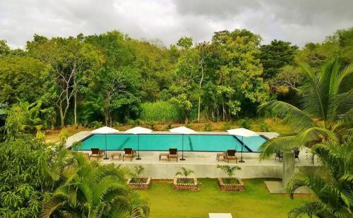 阿努拉德普勒Saji-Sami Hotel的带泳池的度假村的鸟瞰图