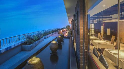 una fila di vasi su un balcone di un edificio di SSAW Boutique Hotel Shaoxing Ancient Town a Dongpu