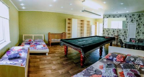 Pokój ze stołem bilardowym i 2 łóżkami w obiekcie Отель Маленький Рай w Zatoce