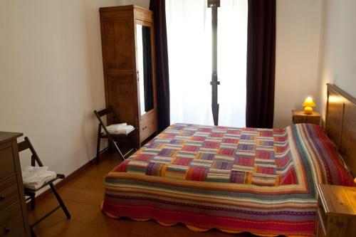 トリノにあるSan Salvario B&Bのベッドルーム1室(カラフルなキルトのベッド1台付)