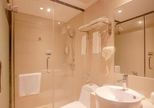 un bagno con doccia, lavandino e WC di City Comfort Inn Nanning Normal University Changgang Road Metro Station a Nanning