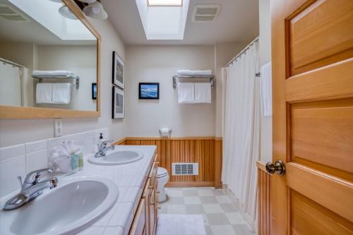 a bathroom with two sinks and a toilet at BeachLovers Getaway in Pacific City