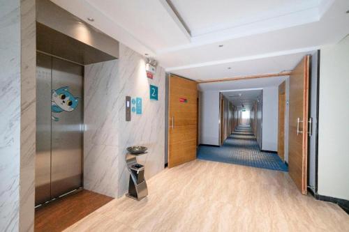 桂林City Comfort Inn Guilin Qixing Park Dongxi Alley的一条空走廊,走廊上设有走廊,