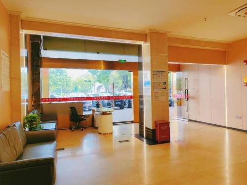 义乌Yiwu Bairui Grand Hotel的带有大玻璃门的大厅的办公室