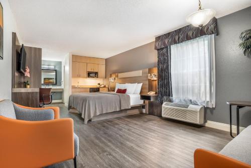 Ένα ή περισσότερα κρεβάτια σε δωμάτιο στο Key West Inn - Fairhope