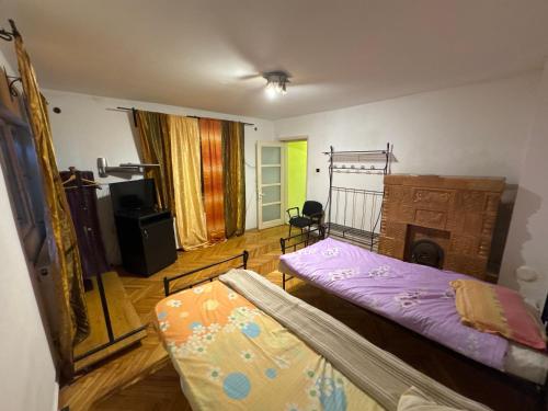 Postel nebo postele na pokoji v ubytování Vila 8 camere Cazare Ploiești 20 Locuri, Parcare, Grătar, Bucătărie proprie