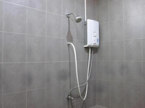 Ban Non ChanThe Palm Village的带淋浴喷头的浴室