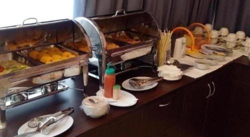 uma cozinha com um balcão com comida e um misturador em Sakura Manado em Manado