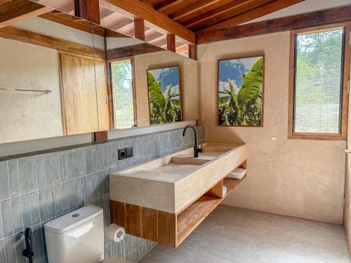 Japanese Villa في كوتا لومبوك: حمام مع حوض ومرحاض