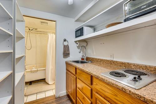 Η κουζίνα ή μικρή κουζίνα στο Mtn-View Retreat with Deck and Hot Tub in Estes Park!