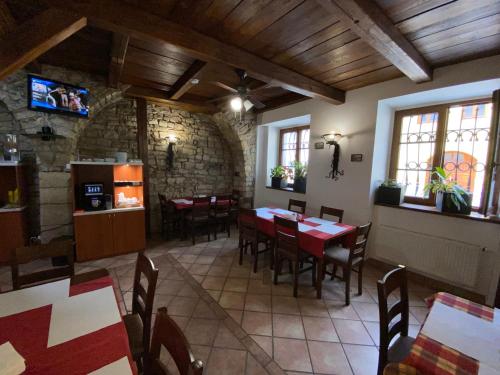 ロウニにあるHotel Na Hradbáchのレストラン内のテーブルと椅子のあるダイニングルーム