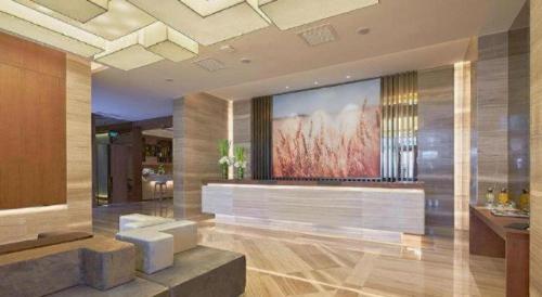 石家庄NH Shijiazhuang Financial Center的客厅的墙上挂着一幅大画