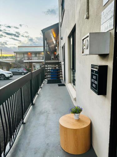 a sidewalk with a table and a building at Downs Motel in Toowoomba