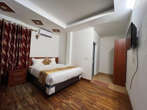 Ένα ή περισσότερα κρεβάτια σε δωμάτιο στο Long Anh Hotel