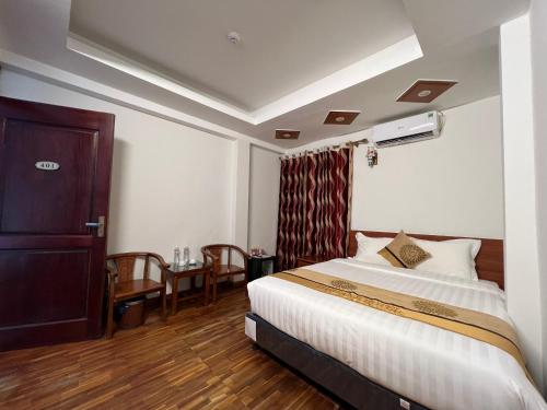 Ένα ή περισσότερα κρεβάτια σε δωμάτιο στο Long Anh Hotel