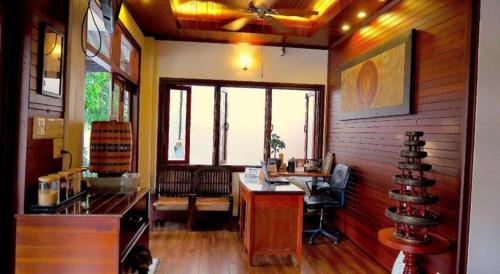 Zimmer mit einem Schreibtisch und Stühlen in einem Haus in der Unterkunft Villa Malida in Luang Prabang