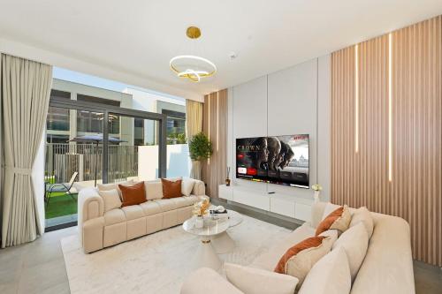 Golden Stays - Stylish 4BR Villa I Garden, Pool & Parking I Global Village