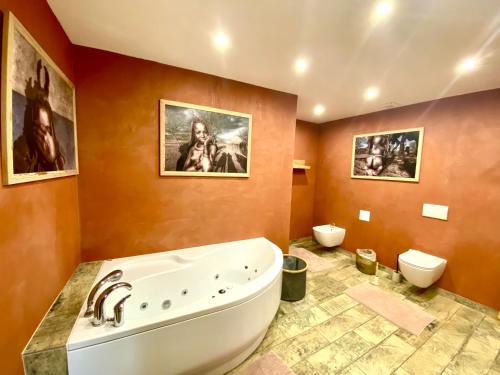 洛乌尼纳赫拉德巴赫酒店的带大浴缸和马桶的浴室