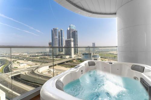 Luxury 1BR Terraces Private Jacuzzi Business Bay