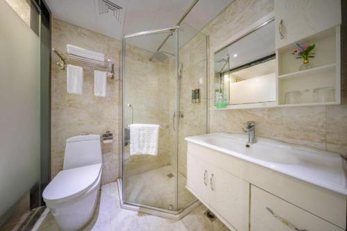 ein Badezimmer mit Toilette, Waschbecken und Dusche in der Unterkunft mingjia hotel in Yiwu