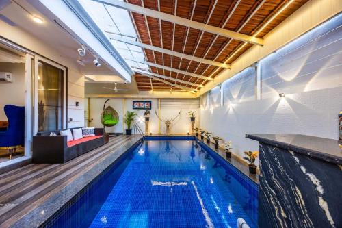 uma grande piscina em um prédio em Casa Swarg em Parra