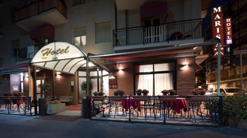 Un restaurante u otro lugar para comer en Hotel Marisa