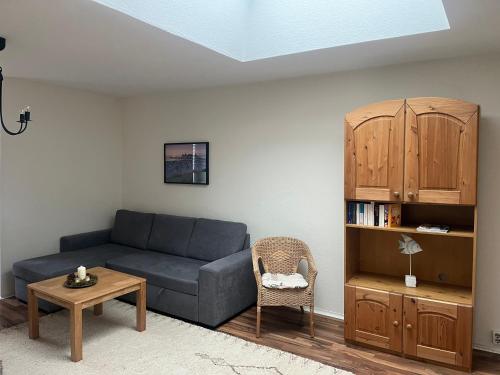 奥斯特西巴德钦诺维茨Ferienwohnung Julia的客厅里有一张蓝色的沙发和一张桌子