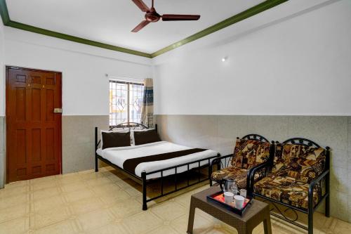 una stanza con un letto, un divano e un tavolo di Hotel O Calangute Beach Road Formerly Crystal Holiday Homes a Calangute