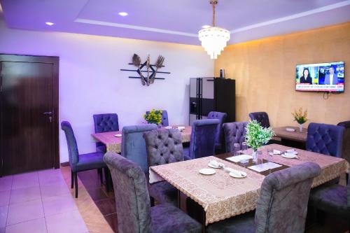 Una televisión o centro de entretenimiento en AkoRest Hotel and Apartments