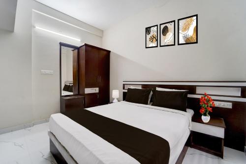 Un pat sau paturi într-o cameră la Collection O Aluva Kinfra Hi-Tech Park