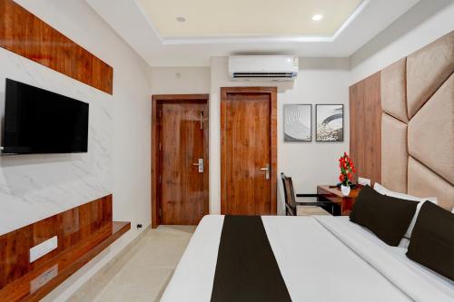 Un televizor și/sau centru de divertisment la Super Townhouse Oak Railway Junction Kota Formerly Hotel Crosslane