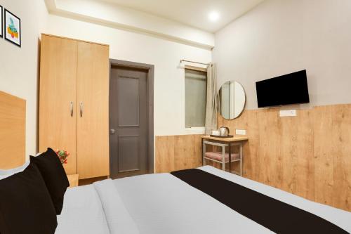 Μια τηλεόραση ή/και κέντρο ψυχαγωγίας στο Townhouse Jagatpura Railway Station Formerly Hotel Buddhi