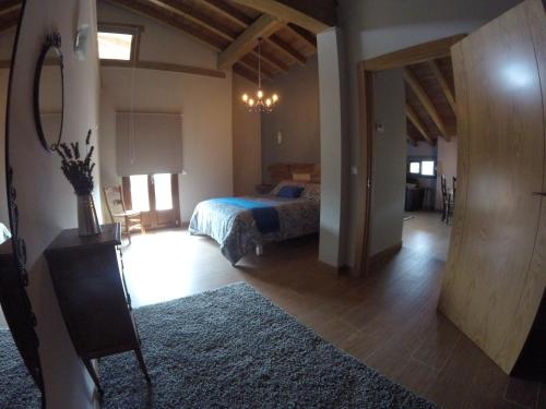 1 dormitorio con 1 cama en una habitación con techos de madera en Etxekone, en Guernica y Luno