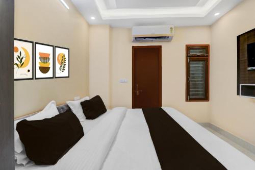 Postel nebo postele na pokoji v ubytování Super Hotel O Deva Road Lucknow Formerly Awadh Regency