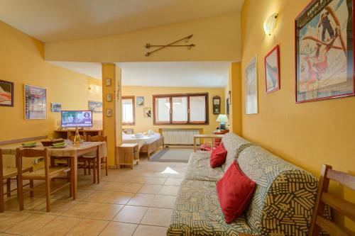 Grange SisesApartment Grange Valle - Happy Rentals的带沙发的客厅和餐厅