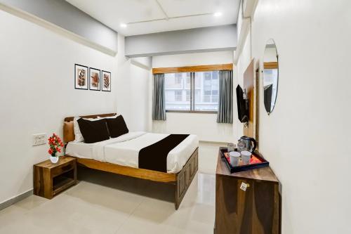 Ένα ή περισσότερα κρεβάτια σε δωμάτιο στο Super Collection O Sabarmati River Gandhinagar Formerly Hotel Royal Park