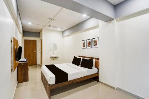 Ένα ή περισσότερα κρεβάτια σε δωμάτιο στο Super Collection O Sabarmati River Gandhinagar Formerly Hotel Royal Park