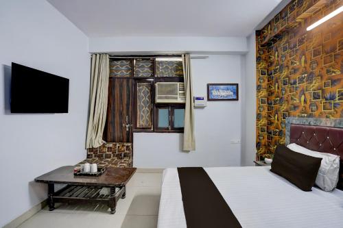 En eller flere senge i et værelse på Super Hotel O Sector 3 Ghaziabad Formerly Cloud Inn