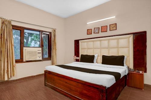 Un pat sau paturi într-o cameră la Hotel O Ashtley Hall Dehradun Formerly Daichi