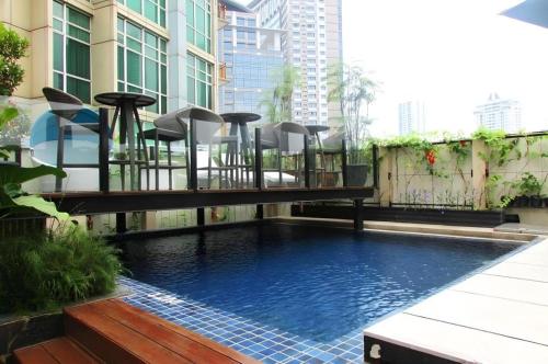 雅加达d'primahotel Mega Kuningan的建筑物中间的游泳池